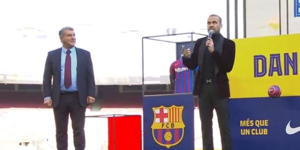 阿尔维斯赤脚亮相诺坎普 超10000人迎接传奇回归！