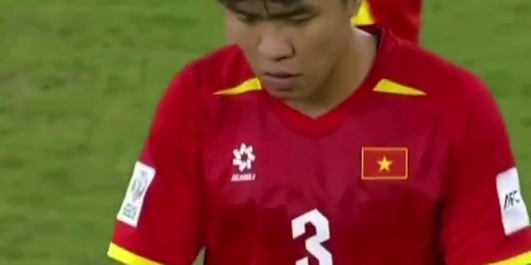 九游体育-输不起!拳打拜合拉木越南球员向球迷道歉,未向拜合拉木和国足致歉