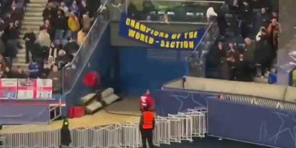 九游体育官网-整活😂切尔西球迷在巴黎主场拉起的横幅：世界冠军专区🔥