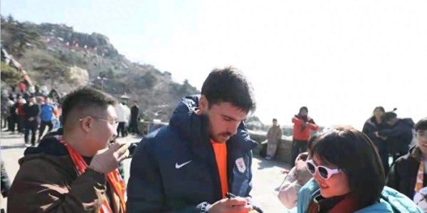 九游体育-泰山不登了，球迷炸锅！25年传统说停就停，到底谁在怕？|山东泰山|球队|俱乐部|职业|训练_新浪体育_新浪新闻