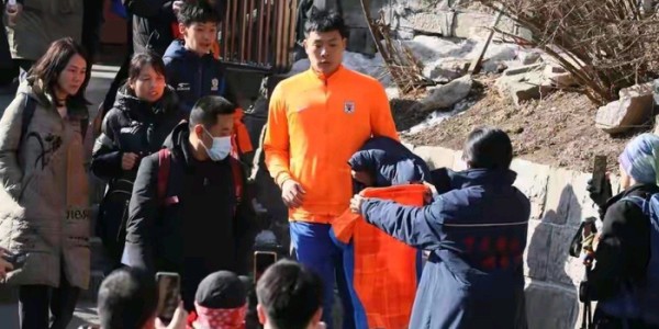 九游体育-泰山不登了，球迷炸锅！25年传统说停就停，到底谁在怕？|山东泰山|球队|俱乐部|职业|训练_新浪体育_新浪新闻