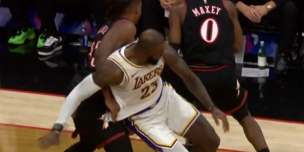 偷袭~马克西身后突然包夹詹姆斯 完成一次抢断